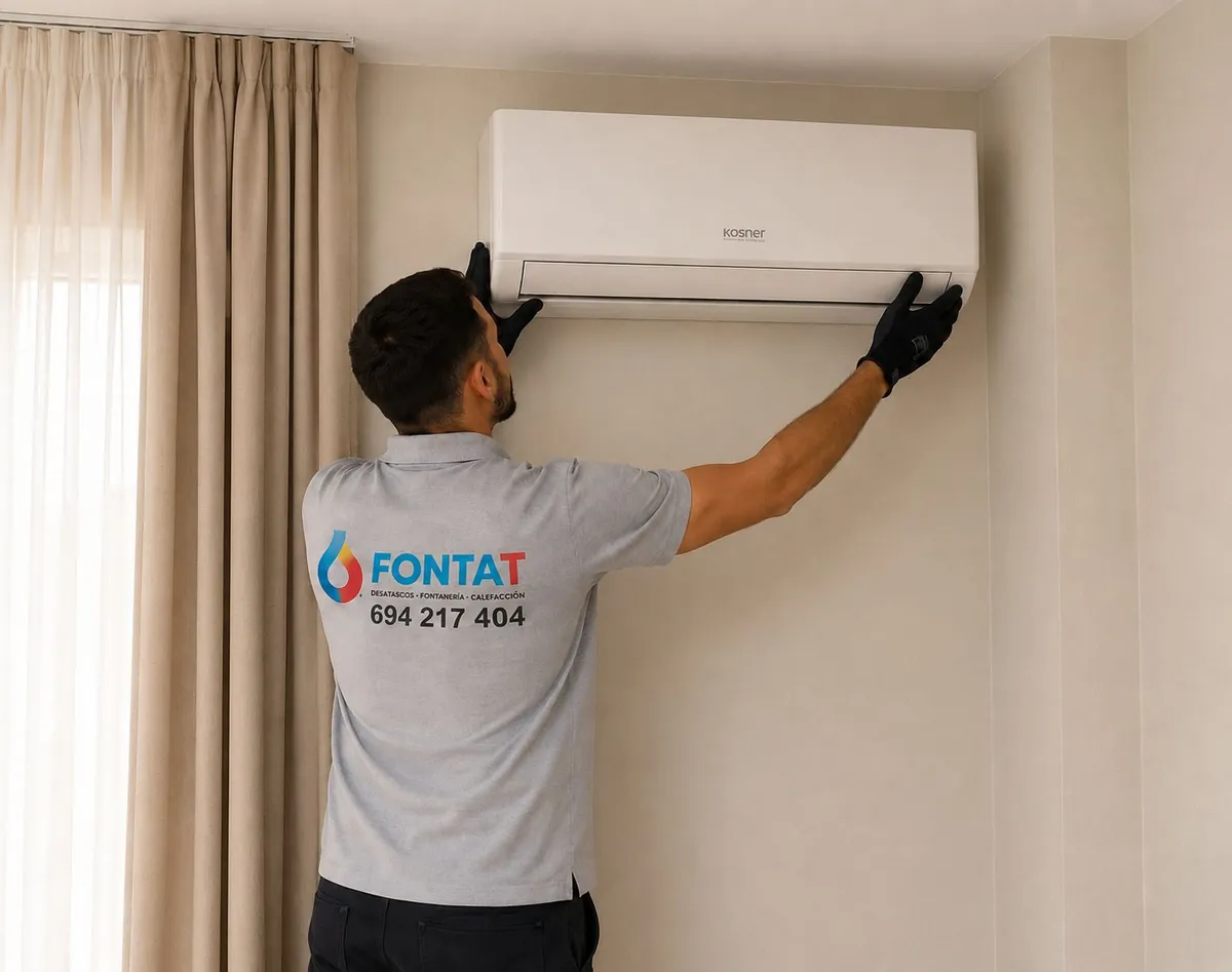 Técnico de Fontat instalando un aire acondicionado